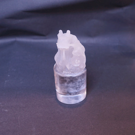 龍彫水晶(左顔)