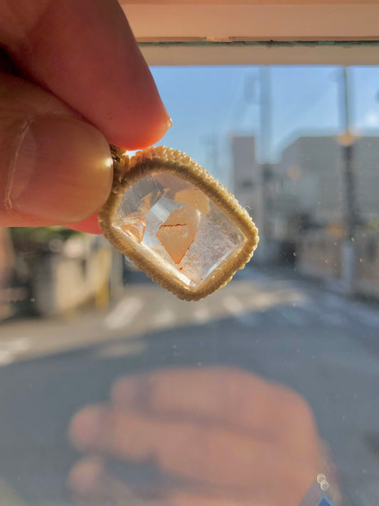 マニフェストクォーツ(貫入水晶、クォーツインクォーツ)