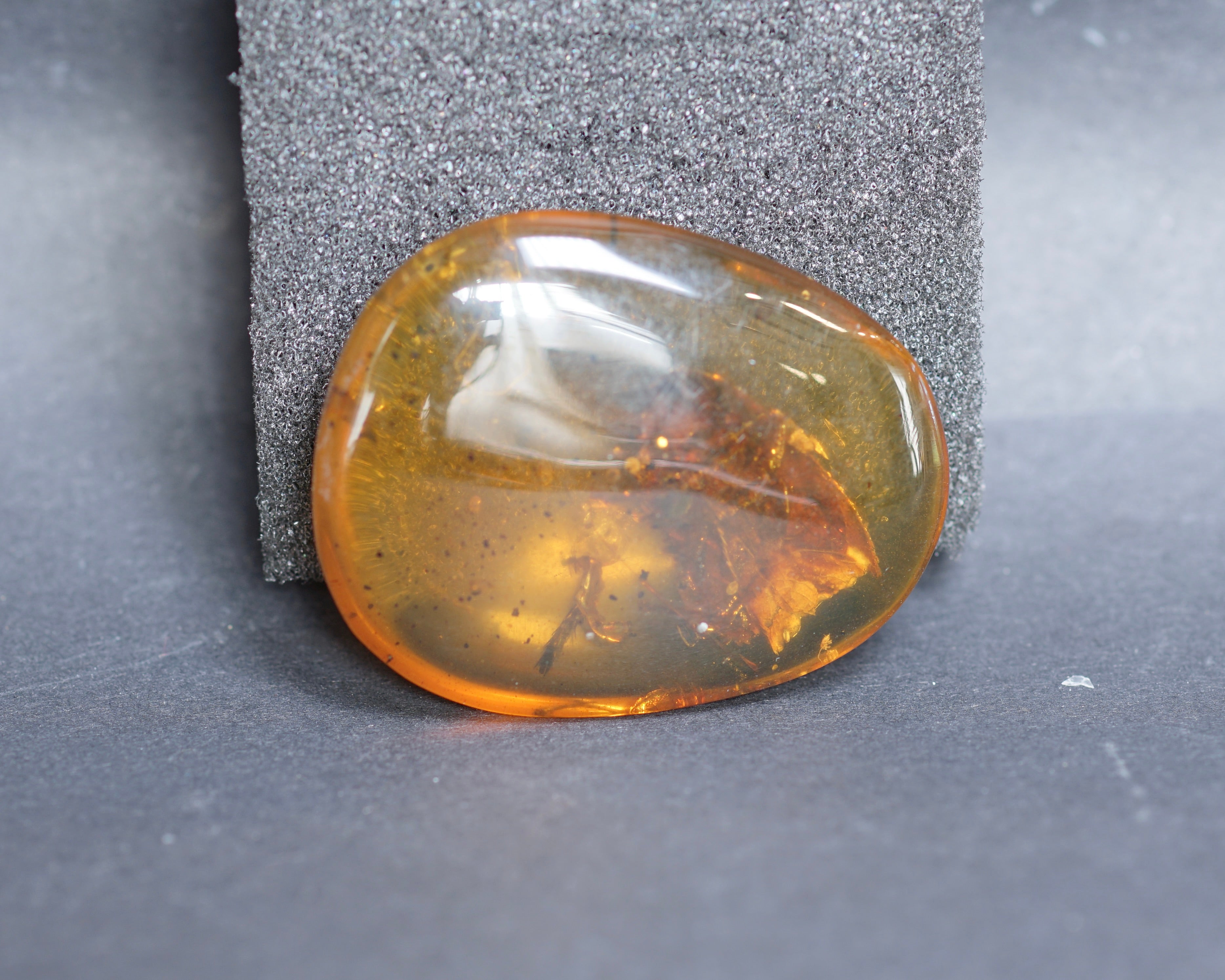 得価定番琥珀（バーマイト） Amber (Burmite) 本物 ビルマ琥珀 アンバー 天然琥珀原石 指輪 戒面 琥珀ラメ ミャンマー産 アクセサリー 原石 051134 アンバー、琥珀