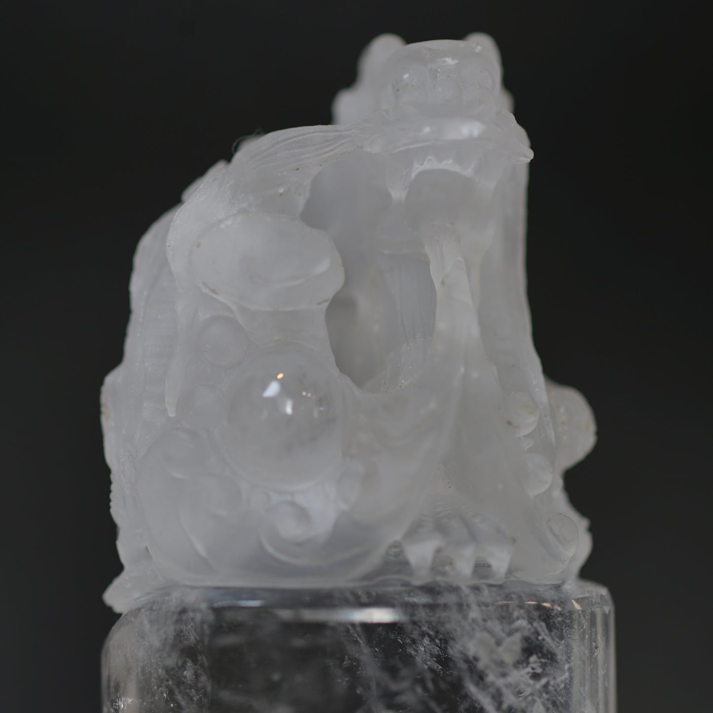 龍彫水晶（右顔）
